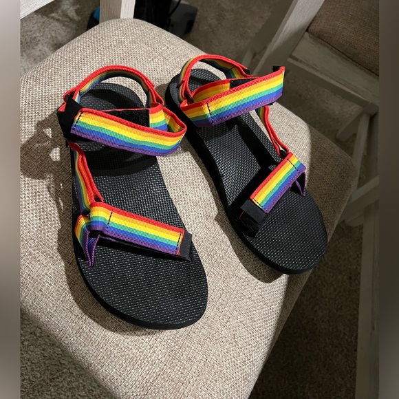 Teevas size 10 - Picture 1 of 2